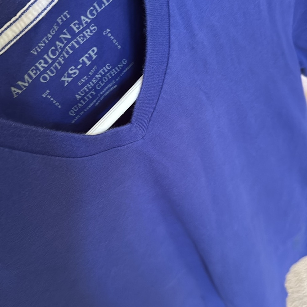 🛑 FREE American Eagle Outfitters Blue V-Neck Tee Vintage Fit Size XS
